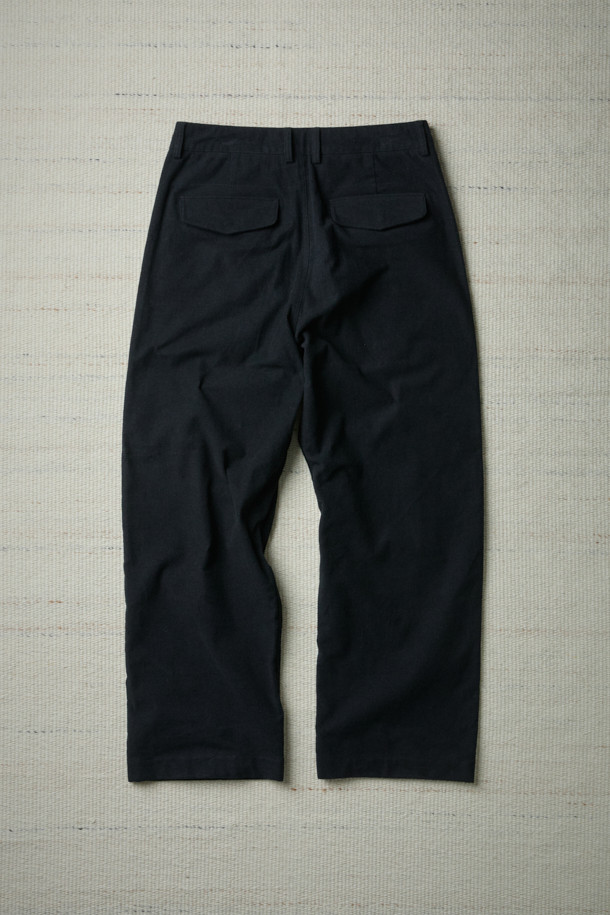 FFC x DOCUMENT (FFC x 도큐먼트) 이탈리안 몰스킨 셋업 팬츠는 가을, 겨울 시즌을 위한 바지입니다. 이탈리아 올림피아스社의 부드러운 몰스킨 소재를 사용하여 뛰어난 착용감을 선사하며, 루즈핏으로 편안한 활동성을 제공합니다. 블랙 컬러의 무지 디자인으로 심플, 캐주얼, 포멀 등 다양한 스타일을 소화하며, 여섯 개의 포켓 디테일과 빈티지 피싱 팬츠 디자인이 특징입니다. 셋업으로도 활용 가능하여 겨울 데일리룩, 산책룩 등 폭넓은 시간과 장소와 상황에 어울리는 클래식, 캐주얼, 미니멀 스타일을 연출할 수 있습니다.