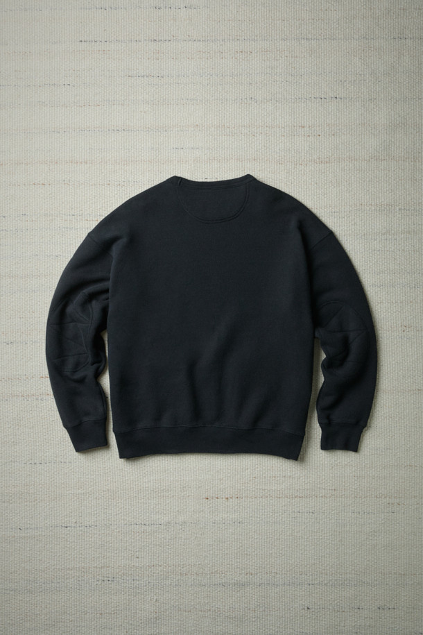 [Fly Fishing Club] 피셔맨 스웨트셔츠는 가을, 초겨울 시즌에 어울리는 루즈핏 스웻셔츠입니다. 블랙 컬러의 면 소재로 제작되었으며, 부드러운 촉감과 두꺼운 두께감으로 편안한 착용감을 선사합니다. 캐주얼, 미니멀, 클래식 스타일을 모두 소화하며, 일상과 피싱 활동에 적합합니다. 사선 쭈리 원단, 전면 아웃포켓, V 거셋 넥라인, 엘보 패치, 사이드 립 패널 등의 디테일로 빈티지하면서도 독특한 매력을 더했습니다. 가을 나들이룩이나 겨울 데일리룩에 활용하기 좋은 아이템입니다.
