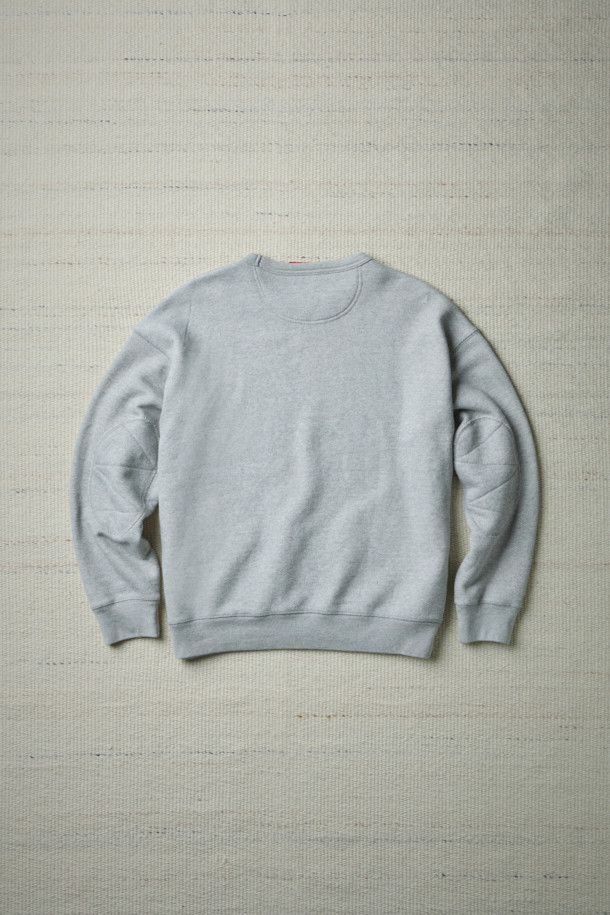 [Fly Fishing Club] 피셔맨 스웨트셔츠는 넉넉한 루즈핏으로 편안한 착용감을 선사합니다. 부드러운 면 소재에 두꺼운 두께감으로 가을, 겨울철 따뜻하게 입을 수 있으며, 캐주얼, 빈티지 스타일을 연출하기 좋습니다. 사선 쭈리 원단, 전면 아웃포켓, 넥 라인 V 거셋, 소매 엘보 패치, 사이드 립 패널 등의 디테일이 돋보입니다. 라운드넥 디자인에 무지 패턴의 그레이 컬러로 겨울 데일리룩, 집콕룩, 산책룩 등 다양한 TPO에 활용하기 좋은 아이템입니다.
