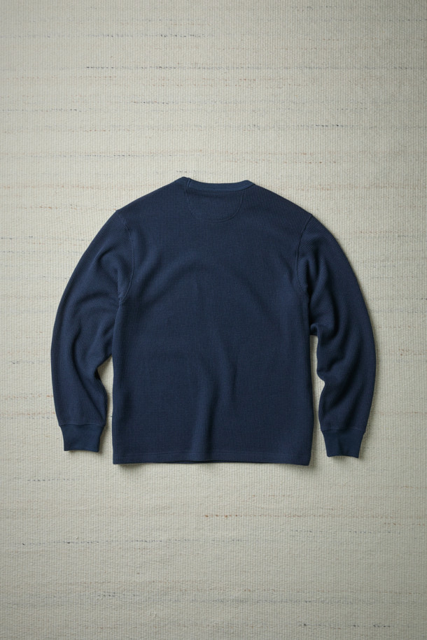 [Fly Fishing Club] 와플 크루넥 스웨트셔츠는 가을, 겨울 시즌에 따뜻하게 입을 수 있는 공용 상의입니다. 네이비 컬러의 루즈핏 또는 세미루즈핏으로, 베이직하고 캐주얼한 스타일을 연출합니다. 부드러운 기모 안감의 두꺼운 와플 소재는 뛰어난 착용감을 선사하며, 빈티지 무드를 더합니다. 라운드넥 디자인에 입체적인 실루엣, 포인트 라벨로 디자인 디테일을 살렸으며, 데일리룩, 집콕룩, 동네 마실룩 등 다양한 TPO에 활용하기 좋습니다.
