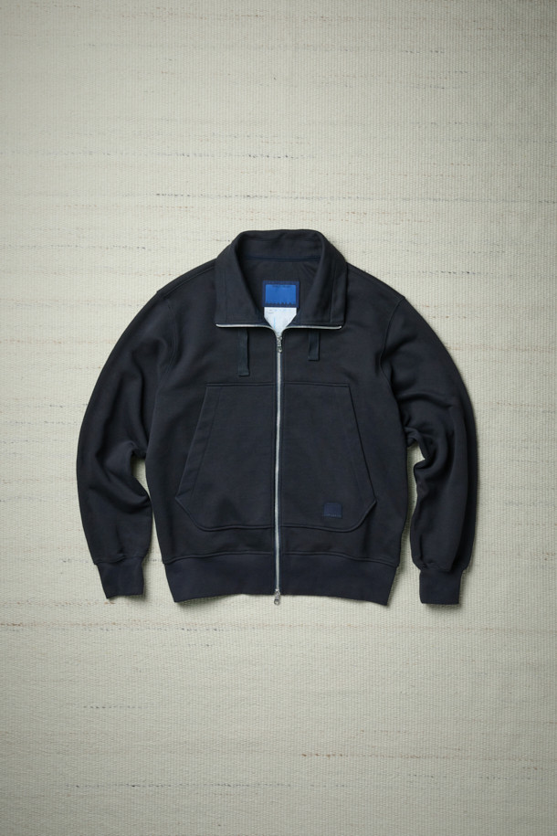 FFC(에프에프씨) x DOCUMENT(도큐먼트) Stand Collar Zip-Up Sweat(스탠드 칼라 집업 스웨트)는 미니멀하고 베이직한 스타일의 남녀 공용 상의입니다. 가을, 겨울에 어울리는 두꺼운 두께감의 면 소재로 제작되어 부드러운 촉감을 선사합니다. 스탠드 칼라와 긴 소매, 세미 루즈 핏 디자인으로 편안한 착용감을 제공하며, 투웨이 지퍼, 사이드 포켓, 로고 가죽 패치가 특징입니다. 일상, 집콕, 동네 마실룩 등 다양한 TPO에 활용하기 좋으며, 미니멀, 클래식, 캐주얼 스타일을 즐기는 분들께 추천합니다.
