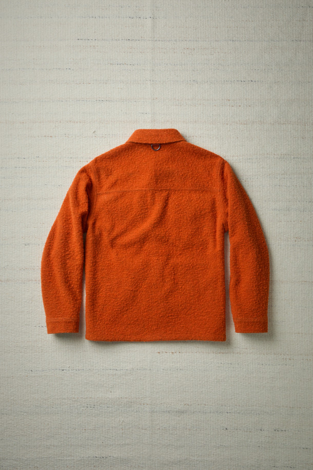 [Fly Fishing Club] 카젠티노 피싱 셔츠는 아웃도어 활동과 일상생활 모두에 어울리는 셔츠형 아우터입니다. 오렌지 컬러의 무지 디자인으로, 가을, 겨울 시즌에 따뜻하고 포근한 스타일을 연출합니다. 루즈핏으로 편안한 착용감을 제공하며, 부드러운 울 소재와 두꺼운 두께감으로 보온성을 높였습니다. 체스트 포켓, 사선 핸드 포켓, D-링 디테일, 코듀로이 포켓 배색, 더블 스티치 밑단 등 다양한 디테일이 돋보입니다. 피싱, 캠핑룩, 데일리룩 등 다양한 TPO에 클래식, 캐주얼, 워크웨어 스타일로 활용 가능하며, 발수 기능으로 쾌적함까지 더했습니다.
