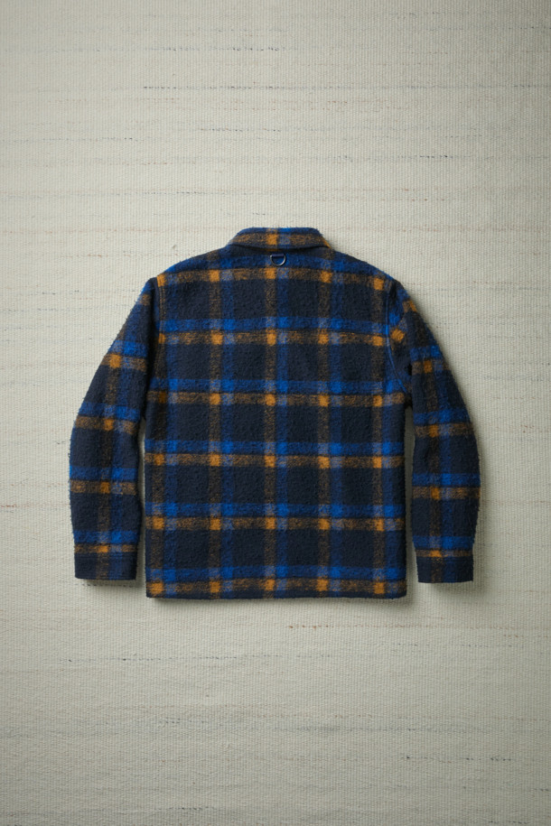 [Fly Fishing Club] 카젠티노 피싱 셔츠는 가을, 겨울에 어울리는 남성용 셔츠형 아우터입니다. 네이비, 로열블루, 오렌지 세 가지 색상으로 출시되었으며, 빈티지, 아웃도어, 워크웨어 스타일을 아우르는 매력을 지닙니다. 울 소재에 두꺼운 두께감과 부클 촉감을 더해 보온성을 높였으며, 긴 소매와 세미 루즈핏으로 편안한 착용감을 선사합니다. 체크 패턴과 체스트 포켓, 사선 핸드 포켓, D-링 디테일, 코듀로이 포켓 배색 등의 특징이 돋보이며, 스냅 여밈 방식과 생활 발수 기능으로 실용성을 더했습니다. 캠핑룩, 가을 나들이룩, 겨울 데일리룩 등 다양한 TPO에 워크웨어, 클래식, 캐주얼 무드로 활용하기 좋습니다.
