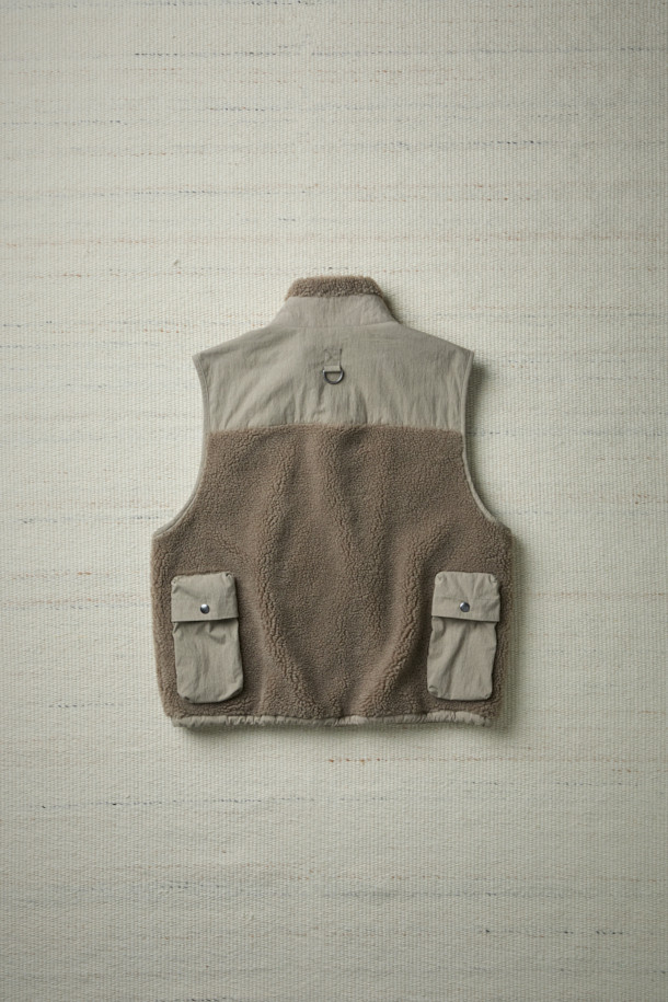 [Fly Fishing Club] 플리스 피싱 베스트는 가을, 겨울 시즌 남성 고객을 위한 아웃도어 및 캐주얼 스타일의 의류입니다. 베이지 및 카키 색상으로 출시되었으며, 플리스, 코튼, 나일론 혼방 소재로 제작되어 부드러운 촉감과 두꺼운 두께감으로 뛰어난 보온성을 제공합니다. 4개의 플랩 포켓, 사이드 히든 포켓, 밑단 스트링 조절, YKK METALUXE® 지퍼, D-링 디테일, 스탠드 칼라 등 다양한 특징을 갖춰 수납력과 실용성을 높였습니다. 루즈핏으로 편안한 착용감을 선사하며, 피싱, 아웃도어, 일상 등 다양한 TPO에 활용 가능하여 캠핑룩, 가을 나들이룩, 겨울 데일리룩 등 폭넓은 스타일 연출을 돕습니다.
