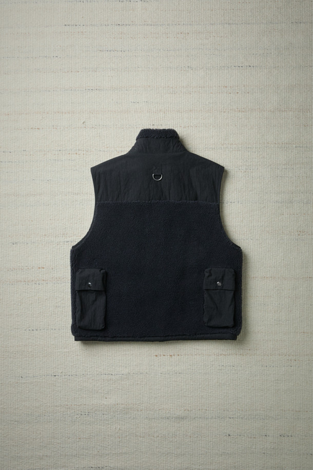 [Fly Fishing Club] 플리스 피싱 베스트는 가을, 겨울 시즌에 어울리는 아우터로, 캐주얼, 스포티, 고프코어 스타일을 연출하기 좋습니다. 부드러운 플리스 소재와 넉넉한 루즈핏으로 편안한 착용감을 선사하며, 보온 기능과 수납력을 갖춰 실용성을 더했습니다. 블랙 색상의 무지 패턴에 스탠드 칼라와 YKK METALUXE® 지퍼, D-링 디테일이 세련된 디자인을 완성합니다. 4개의 플랩 포켓, 사이드 히든 포켓, 밑단 스트링 조절 기능으로 수납력과 활동성을 높였으며, 가을 나들이룩, 캠핑룩, 겨울 데일리룩 등 다양한 TPO에 활용하기 좋습니다.
