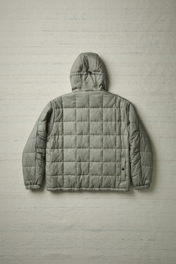 [Fly Fishing Club] 피셔맨 인슐레이션 재킷은 겨울, 가을 시즌을 위한 아웃도어, 캐주얼 스타일의 퀼팅 재킷입니다. 루즈핏으로 편안한 착용감을 제공하며, 하이넥 일체형 후드와 3M Thinsulate™ 충전재를 사용하여 보온성을 높였습니다. 발수 기능과 YKK 메인 지퍼, 소매 이밴드 등의 디테일로 기능성을 더했으며, 체스트/핸드 포켓과 사이드 슬릿 포켓으로 수납력을 높였습니다. 그레이 컬러의 나일론 소재로 제작되었으며, 캠핑룩, 산책룩 등 다양한 TPO에 활용 가능합니다. 캐주얼, 고프코어, 미니멀 스타일을 즐기는 고객에게 추천합니다.
