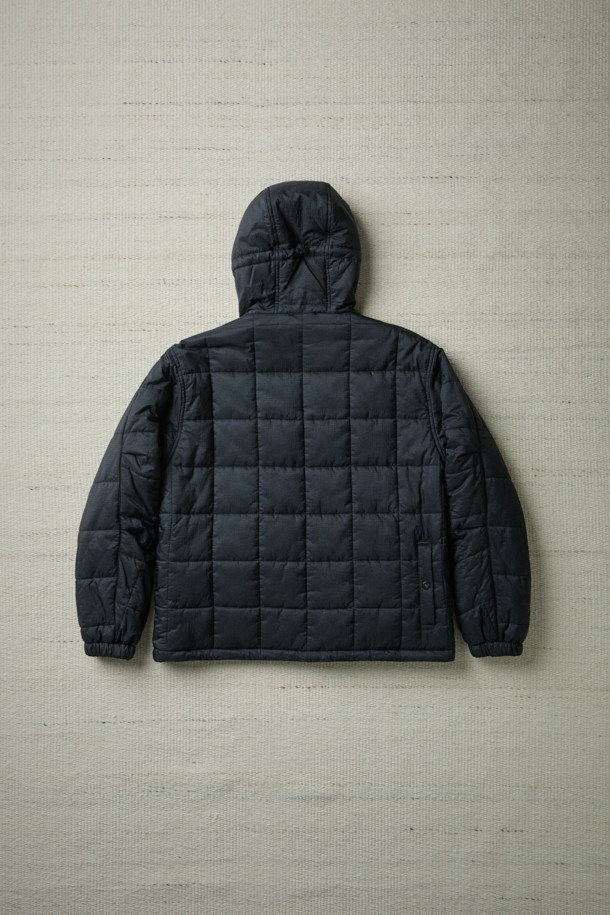 [Fly Fishing Club] 피셔맨 인슐레이션 재킷은 아웃도어 활동과 일상, 두 가지 모두를 아우르는 퀼팅 재킷입니다. 블랙 컬러의 루즈핏으로, 가을과 겨울 시즌에 적합하며, 워크웨어와 고프코어 스타일을 연출하기 좋습니다. 3M Thinsulate™ 충전재를 사용하여 보온성을 높였으며, 하이넥 일체형 후드와 발수 기능으로 궂은 날씨에도 쾌적하게 착용할 수 있습니다. 체스트/핸드 포켓, 밑단 스트링, 소매 이밴드, 사이드 슬릿 포켓 등의 디테일이 실용성을 더하며, YKK 메인 지퍼를 사용하여 내구성을 높였습니다. 캠핑룩, 여행룩, 겨울 데일리룩에 활용하여 스타일리시함을 더해보세요.
