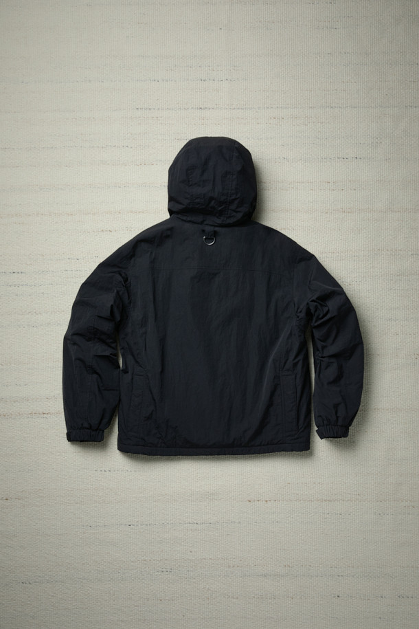 [Fly Fishing Club] 패딩 와딩 재킷은 클래식하고 아웃도어 스타일을 추구하는 남녀 모두를 위한 겨울철 필수 아이템입니다. 블랙 컬러의 루즈핏 셔츠형 재킷으로, 보온성과 경량성을 동시에 갖춘 것이 특징입니다. Primaloft® 충전재를 사용하여 뛰어난 보온력을 제공하며, 낚시 및 일상생활에서 활용하기 좋은 디자인입니다. 멀티 포켓, 소매 벨크로 스트랩, 밑단 스토퍼, 플랩 체스트 포켓, 곡선형 핸드 포켓, 4분할 기어 포켓 등 실용적인 디테일이 돋보입니다. 겨울 데일리룩, 캠핑룩, 여행룩 등 다양한 스타일에 매치하여 클래식, 고프코어, 캐주얼 무드를 연출할 수 있습니다.
