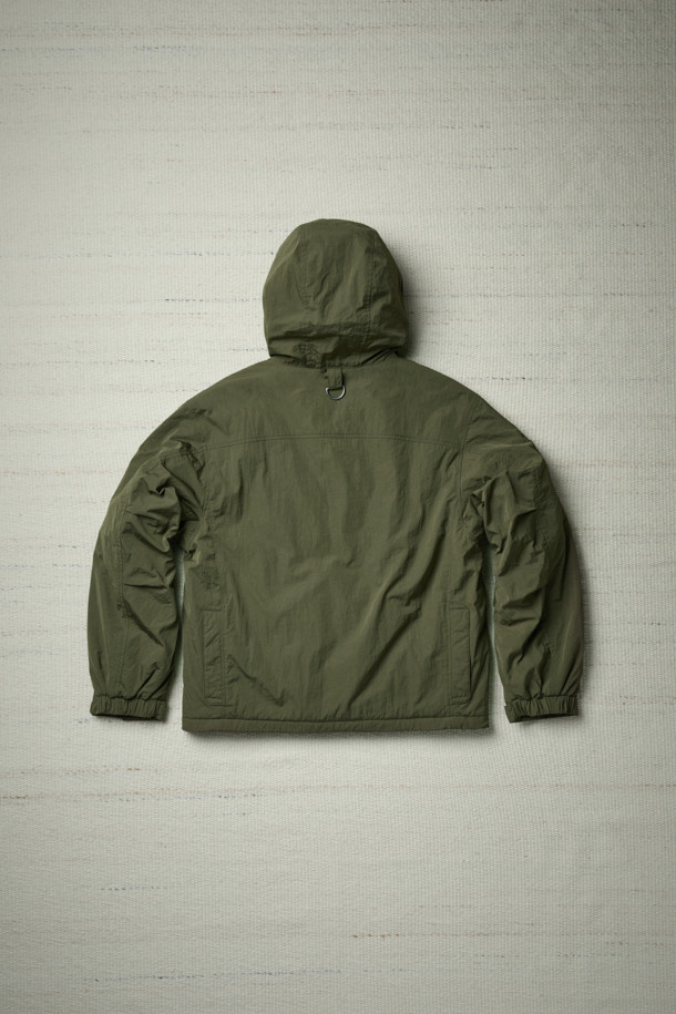 [Fly Fishing Club] 패디드 웨이딩 재킷은 겨울철 피싱, 아웃도어 활동, 일상에서 폭넓게 활용 가능한 남성용 아우터입니다. 올리브 그린 컬러의 무지 디자인으로 클래식하고 아웃도어 스타일을 연출하며, 루즈핏 크롭 기장으로 편안한 착용감을 제공합니다. 보온성과 경량성을 갖춘 두꺼운 두께의 나일론 소재이며, Primaloft® 충전재를 사용하여 보온성을 높였습니다. 멀티 포켓 디자인, 플랩 체스트 포켓, 곡선형 핸드 포켓, 4분할 기어 포켓, 소매 벨크로 스트랩, 밑단 스토퍼 등의 디테일로 실용성을 더했습니다. 겨울철 데일리룩, 캠핑룩, 여행룩, 고프코어, 워크웨어 스타일을 즐기는 분들께 추천합니다.
