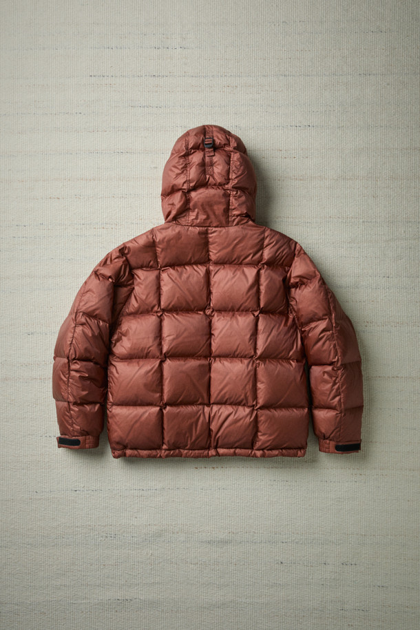 [Fly Fishing Club] 피셔맨 숏 다운 파카는 클래식, 아웃도어, 빈티지 스타일을 아우르는 공용 다운 점퍼입니다. 브라운 및 레드 브라운 컬러로 출시되었으며, 겨울철 아웃도어, 피싱, 일상 활동에 적합합니다. 80/20 구스다운 충전재와 방풍, 발수 기능을 갖춰 보온성을 높였습니다. YKK 지퍼, 플랩 박스 포켓, 사이드 포켓, 소매 이밴드 등 실용적인 디테일과 2단 스토퍼 후드로 편안함과 스타일을 동시에 잡았습니다. 숏 기장의 루즈핏 파카로 캠핑룩, 등산룩, 겨울 데일리룩에 활용하기 좋습니다.
