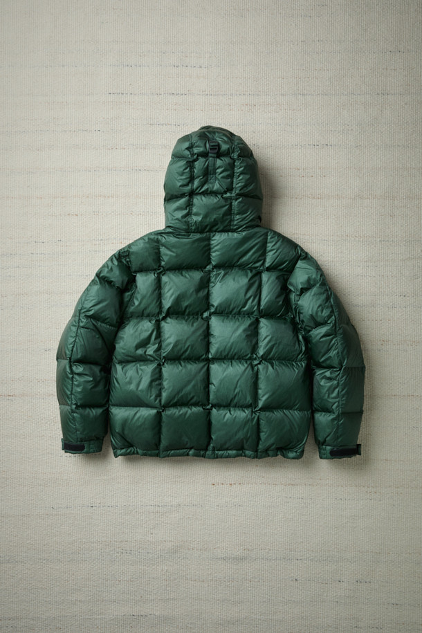 [Fly Fishing Club] 피셔맨 숏 다운 파카는 겨울철 아웃도어 활동, 피싱, 일상생활에서 폭넓게 활용 가능한 공용 다운 점퍼입니다. 클래식하고 아웃도어 스타일을 결합한 디자인으로, 숏 기장에 퀼팅 무늬를 더해 세련된 분위기를 연출합니다. 80/20 구스다운 충전재와 립스탑 원단, 방풍 및 발수 기능으로 뛰어난 보온성과 활동성을 제공하며, 하이넥 후드와 YKK 지퍼, 플랩 박스 포켓 등의 디테일이 돋보입니다. 루즈핏 디자인으로 겨울 데일리룩, 캠핑룩, 등산룩 등 다양한 스타일을 연출할 수 있으며, 소매 이밴드와 2단 스토퍼, 스트링 밑단으로 핏 조절이 용이합니다. 그린 컬러의 나일론 소재로 제작되어 부드러운 촉감을 선사합니다.
