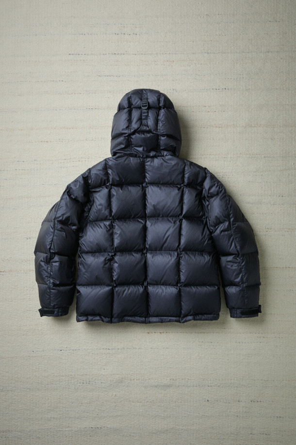 [Fly Fishing Club] 피셔맨 숏 다운 파카는 클래식과 아웃도어 스타일을 결합한 남녀 공용 다운점퍼입니다. 네이비 컬러의 숏 기장 파카로, 80/20 구스다운 충전재와 립스탑 나일론 원단을 사용하여 보온성과 내구성을 높였습니다. 방풍 및 발수 기능을 갖춰 겨울철 아웃도어 활동과 일상생활에서 쾌적하게 착용 가능하며, 탈부착 가능한 후드, 플랩 박스 포켓, 사이드 포켓, YKK 지퍼, 소매 이밴드, 스토퍼, 스트링 등의 디테일로 실용성을 더했습니다. 루즈핏 디자인으로 캠핑룩, 등산룩, 겨울 데일리룩 등 다양한 스타일 연출에 적합합니다.
