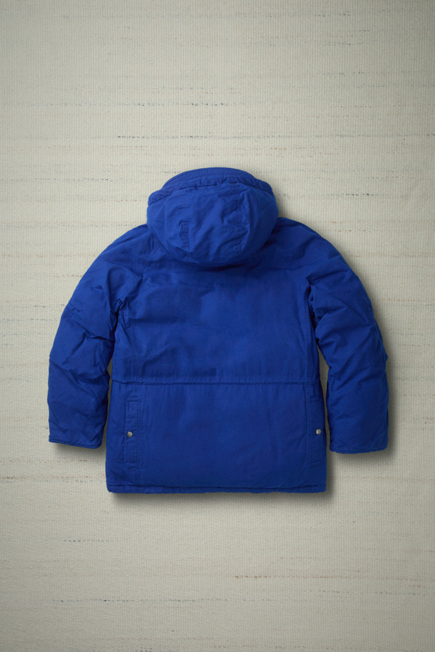 [Fly Fishing Club] 왁스 코튼 다운 파카는 겨울철 피싱, 아웃도어 활동, 그리고 일상생활에서 폭넓게 활용 가능한 남녀 공용 다운파카입니다. 클래식하고 빈티지한 스타일을 기반으로, 왁스 코튼 소재와 두꺼운 두께감으로 뛰어난 방풍, 보온, 발수 기능을 제공합니다. 루즈핏 디자인에 스탠드 칼라 후드, 리얼 무통(양털) 넥 패널, 입체 포켓, 지퍼 포켓, 밑단 스트링, 소매 조임 등 다양한 디테일을 더해 실용성을 높였습니다. 구스다운 충전재를 사용하여 보온성을 극대화했으며, 여행룩, 캠핑룩, 등산룩 등 다양한 TPO에 맞춰 클래식, 워크웨어, 고프코어 스타일을 연출할 수 있습니다.
