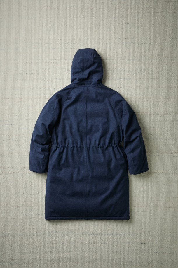 FFC x DOCUMENT(FFC x 도큐먼트) 테크니컬 울 구스다운 파카는 겨울철 데일리룩을 위한 클래식하고 미니멀한 스타일의 아우터입니다. 네이비 컬러의 무지 디자인으로, 울 소재 특유의 부드러운 촉감과 두꺼운 두께감이 특징입니다. 90/10 구스다운 충전재, 라글란 소매, 조절 가능한 스트링, 이중 포켓, 암홀 무 패치 디자인 등 디테일한 요소들이 돋보입니다. 보온, 방풍, 투습 기능을 갖춰 추운 날씨에도 쾌적하게 착용할 수 있습니다. 집업 방식으로 편안하게 여밀 수 있으며, 루즈핏으로 편안한 착용감을 선사합니다.
