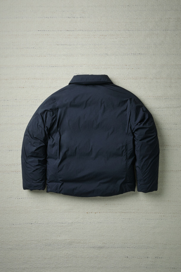 FFC x DOCUMENT (FFC x 도큐먼트) 피셔맨 셔팅 구스 다운 재킷은 겨울철 데일리룩을 위한 미니멀하고 클래식한 스타일의 아우터입니다. 블랙 컬러에 무지 디자인으로 어떤 옷에도 쉽게 매치할 수 있으며, 셔츠형 코트 타입으로 세련된 느낌을 더했습니다. 90/10 구스다운 충전재와 경량 소재를 사용하여 보온성과 편안한 착용감을 제공하며, 루즈핏으로 여유로운 실루엣을 연출합니다. 입체 포켓과 여유있는 어깨라인이 특징이며, 투웨이 지퍼 여밈 방식으로 실용성을 높였습니다.
