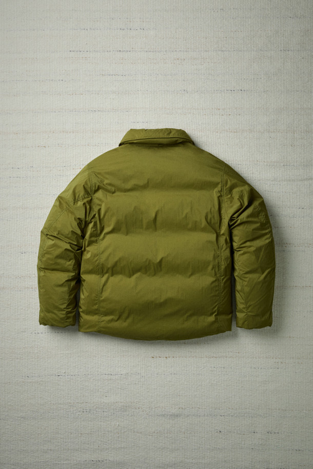 FFC x DOCUMENT (FFC x 도큐먼트) 피셔맨 셔팅 구스 다운 재킷은 겨울철 데일리룩에 적합한 미니멀하면서도 캐주얼한 스타일의 아우터입니다. 올리브 및 카키 색상으로 출시되었으며, 가볍고 따뜻한 구스다운 90/10 충전재를 사용하여 보온성과 경량성을 동시에 잡았습니다. 셔츠형 디자인에 투웨이 지퍼 여밈 방식과 입체 포켓 디테일을 더해 실용성을 높였으며, 여유 있는 어깨 라인과 루즈핏으로 편안한 착용감을 선사합니다. 부드러운 촉감의 나일론 소재로 제작되었으며, 긴 소매 기장과 두꺼운 두께감으로 추운 겨울에도 따뜻하게 입을 수 있습니다.
