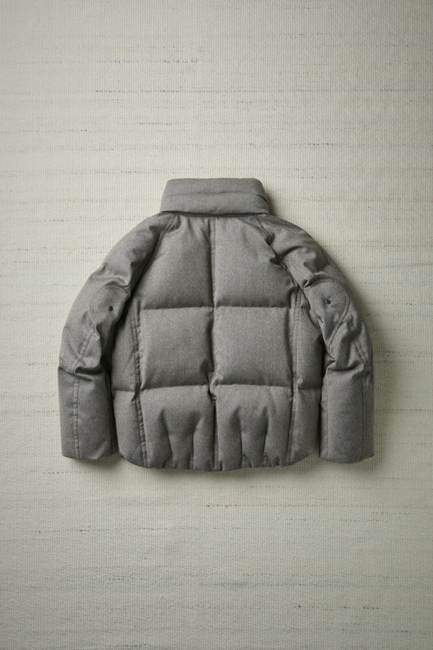 FFC x 도큐먼트 울 헤비 다운 파카는 추운 겨울, 일상과 피싱 활동 모두를 아우르는 활용성을 자랑하는 다운 파카입니다. 부드러운 울 소재를 사용하여 고급스러운 촉감을 선사하며, 짙은 그레이 컬러가 클래식하면서도 모던한 스타일을 연출합니다. 루즈핏으로 편안한 착용감을 제공하며, YKK 투웨이 지퍼, 내장형 후드, 허리 및 밑단 스트링, 라글란 소매, 암홀 패널 설계 등 다양한 디테일로 기능성을 더했습니다. 보온성과 통기성을 갖춰 겨울철에도 쾌적하게 착용 가능하며, 미니멀하고 캐주얼한 스타일을 선호하는 분들께 적합합니다.
