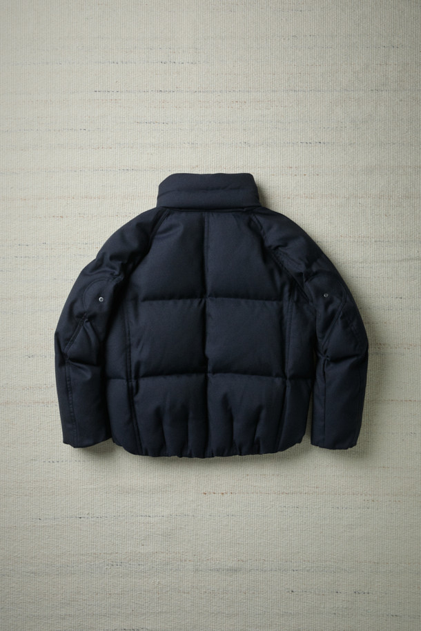 FFC x DOCUMENT (FFC x 도큐먼트) 울 헤비 다운 파카는 겨울철 데일리룩을 위한 클래식하고 미니멀한 스타일을 제안합니다. 부드러운 촉감의 울 소재로 제작되었으며, 두꺼운 두께감으로 뛰어난 보온성을 자랑합니다. 라글란 소매와 암홀 패널 설계를 통해 편안한 착용감을 제공하며, YKK 투웨이 지퍼, 허리 및 밑단 스트링, 내장형 후드 등의 디테일로 기능성을 더했습니다. 블랙 컬러의 무지 디자인으로 어떤 스타일에도 쉽게 매치할 수 있는 실용적인 다운 파카입니다.
