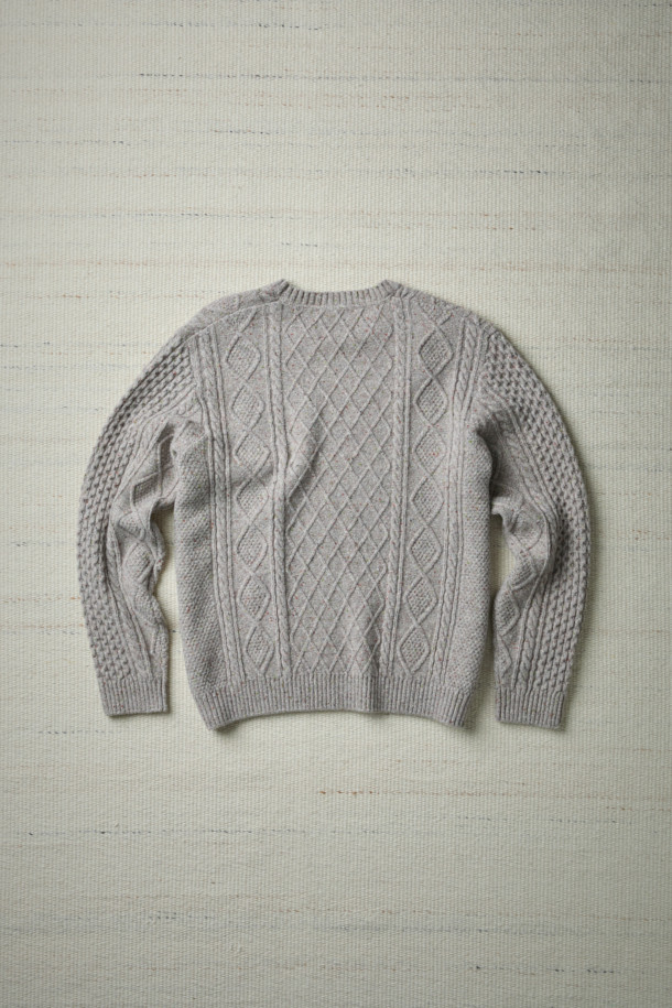 [Fly Fishing Club] 아란 스웨터는 아일랜드 아란 제도의 전통 니팅 스타일을 현대적으로 재해석한 제품입니다. 울과 나일론 혼방 소재로 제작되어 가을, 겨울에 따뜻하게 착용할 수 있으며, 루즈핏 레귤러 기장으로 편안한 착용감을 선사합니다. 입체적인 케이블 및 다이아몬드 무늬와 벌집 조직이 돋보이며, 울 네프 원사를 사용하여 빈티지하면서도 클래식한 분위기를 연출합니다. 립 조직 네크라인과 긴 소매 디자인으로 보온성을 높였으며, 10월부터 2월까지 겨울 데일리룩, 카페룩, 모임룩 등 다양한 스타일에 활용 가능합니다. 가슴둘레 122cm로 넉넉한 핏을 제공합니다.
