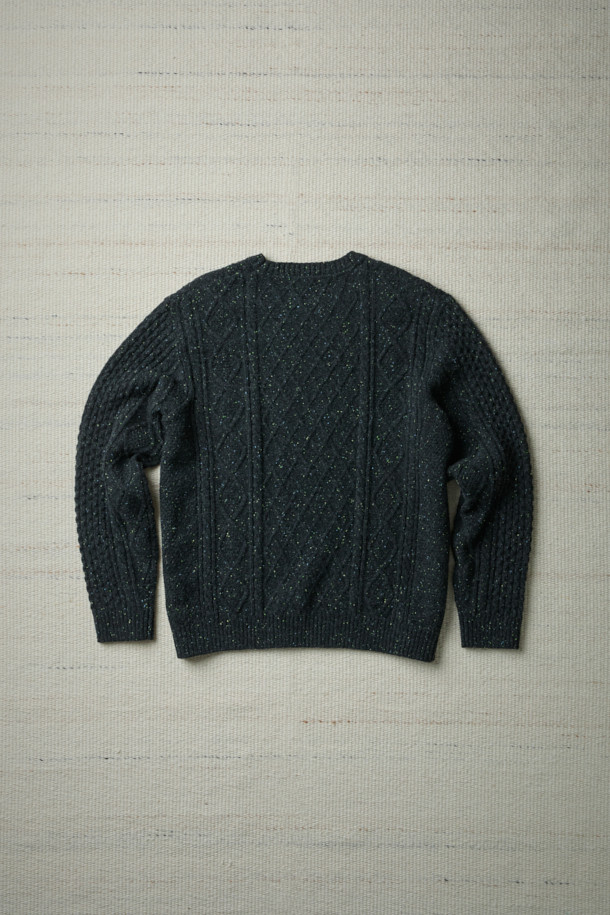 [Fly Fishing Club] 아란 스웨터는 아일랜드 아란 제도의 전통 니팅 스타일을 현대적으로 재해석한 제품입니다. 차콜 그레이 컬러의 루즈핏 라운드넥 스웨터로, 가을과 겨울 시즌에 두꺼운 두께감으로 따뜻하게 착용할 수 있습니다. 울과 나일론 혼방의 고급스러운 소재에 케이블 및 다이아몬드 패턴을 더해 클래식하고 빈티지한 무드를 연출합니다. 울 네프 원사를 사용하여 입체적인 조직감을 살렸으며, 립조직 넥라인으로 디자인의 완성도를 높였습니다. 일상, 피싱, 산책, 여행 등 다양한 TPO에 어울리는 스타일리시한 아이템입니다.
