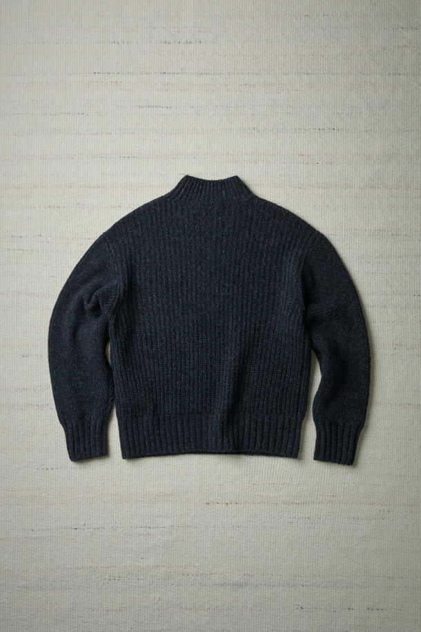 FFC x DOCUMENT (에프에프씨 x 도큐먼트) 터틀넥 피셔맨 스웨터는 겨울철 따뜻함과 클래식한 스타일을 선사합니다. 셔틀랜드 울 100% 원사를 사용하여 제작되었으며, 보온성과 통기성이 뛰어나 쾌적하게 착용할 수 있습니다. 앞판과 뒷판의 편직 방식에 차이를 두어 독특한 디자인을 완성했으며, 암홀 패널 디테일로 활동성을 높였습니다. 레귤러핏으로 제작되어 다양한 아우터와 레이어링하기 좋으며, 겨울 데일리룩, 데이트룩, 모임룩 등 다채로운 TPO에 활용할 수 있습니다. 네이비 색상으로 어떤 스타일에도 쉽게 매치할 수 있는 미니멀하고 캐주얼한 아이템입니다.
