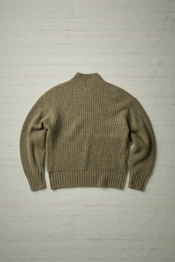 (FFC x DOCUMENT) 터틀넥 피셔맨 스웨터는 셔틀랜드 울 100% 원사를 사용하여 부드러운 촉감과 뛰어난 보온성을 자랑합니다. 클래식한 스타일의 케이블 패턴과 레귤러핏 디자인으로 제작되었으며, 겨울철 데일리룩, 데이트룩, 모임룩에 모두 잘 어울립니다. 모크넥과 터틀넥으로 연출 가능한 넥 라인, 긴 소매 기장으로 포근함을 더하며, 아우터와 함께 레이어링하여 다양한 스타일을 연출할 수 있습니다. 베이지, 브라운 두 가지 색상으로 출시되었으며, 가슴둘레 115cm로 11월부터 2월까지 착용하기 좋습니다.
