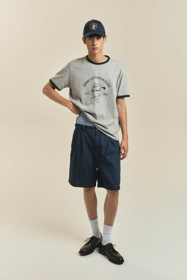 [BSC X clove] 프린트 반팔 링거 티셔츠 (M)는 부드러운 면 소재로 제작되어 편안한 착용감을 선사합니다. 네이비와 그레이 멜란지 두 가지 색상으로 출시되었으며, 일상복으로 활용하기 좋습니다. 헨리 코튼스(Henry Cotton's)와 클로브(Clove)의 콜라보레이션으로 탄생했으며, 귀여운 마스코트 강아지 프린트가 돋보이는 디자인입니다. 라운드넥에 링거 스타일, 넥라인과 소매 끝단의 립 조직 마감으로 캐주얼하고 베이직한 스타일을 연출합니다. 동네 마실룩이나 여행룩에 미니멀하게 매치하기 좋은 반팔 티셔츠입니다.
