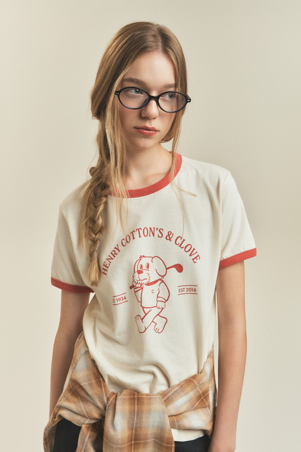 [BSC X clove] 프린트 반소매 링거 티셔츠 (W)는 여성스러운 캐주얼과 클래식 무드를 동시에 연출하는 티셔츠입니다. 아이보리와 핑크 두 가지 색상으로 출시되었으며, 부드러운 면 소재와 얇은 두께감으로 여름철에도 시원하게 착용할 수 있습니다. 헨리 코튼(Henry Cotton's)과 클로브(Clove)의 콜라보레이션으로 탄생했으며, 립 마감 처리와 링거 디자인이 특징입니다. 동네 마실룩, 카페룩, 여행룩 등 다양한 TPO에 맞춰 트렌디한 스타일을 완성해보세요. 캐릭터 프린트가 더해져 경쾌한 느낌을 선사합니다.
