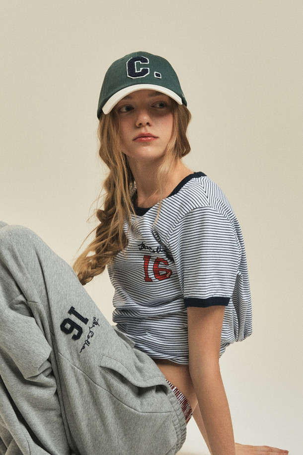 [BSC X 클로브] 스트라이프 반소매 링거 티셔츠 (W)는 여성들을 위한 여름 시즌 티셔츠입니다. 네이비와 화이트 두 가지 컬러로 출시되었으며, 클래식, 캐주얼, 레트로 스타일을 모두 아우릅니다. 부드러운 면 소재에 얇은 두께감으로 시원한 착용감을 선사하며, 립 배색 디테일과 가슴 자수, 넘버링 디자인으로 포인트를 더했습니다. 라운드넥에 세미핏 또는 슬림핏으로 제작되어 동네 마실룩이나 카페룩과 같은 일상적인 TPO에 적합하며, 다양한 스타일 연출이 가능합니다.
