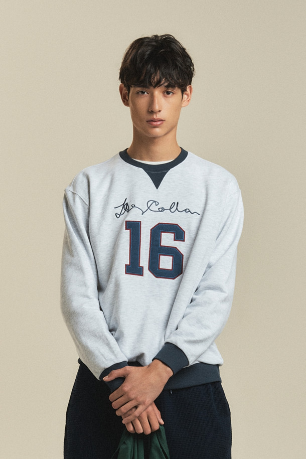 [BSC X 클로브] 아플리케 스웨트셔츠 (M)는 남성용 스웨트셔츠로, 가을과 초겨울에 착용하기 좋습니다. 클래식, 레트로, 스포티한 스타일을 연출할 수 있으며, 일상복으로 활용하기 좋습니다. 라이트 멜란지 쮸리 원단으로 제작되었으며, 부드러운 촉감을 자랑합니다. 목, 소매, 밑단에 네이비 컬러 리브 배색이 적용되었고, 전면에는 헨리코튼 서명과 클로브 '16' 로고 아플리케가 포인트로 디자인되었습니다. 루즈핏, 라운드넥, 긴소매, 얇은 두께로 편안하게 착용할 수 있습니다.
