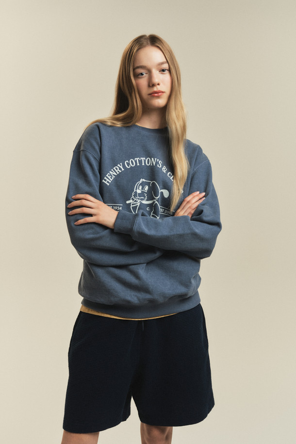 [BSC X 클로브] 프린트 피그먼트 스웨트셔츠(U)는 빈티지하고 캐주얼한 스타일을 연출하는 유니섹스 상의입니다. 부드러운 면 소재로 제작되어 가을, 초겨울에 따뜻하게 착용할 수 있으며, 레귤러 핏으로 편안한 착용감을 제공합니다. 넥, 소매, 밑단 립 처리와 빈티지 컬러 페이드 효과가 특징이며, 마스코트 강아지 프린트가 귀여움을 더합니다. 동네 마실룩, 집콕룩, 가을 나들이룩에 잘 어울리는 아이템입니다.
