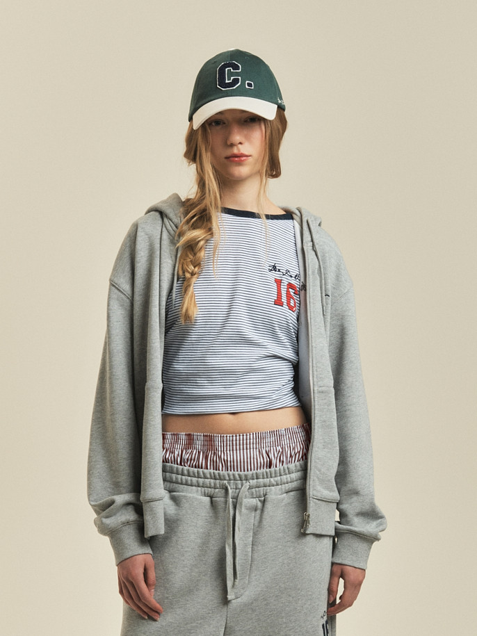 [BSC X 클로브] 후드 집업 스웨트셔츠 (세트업) (W)은 여성용으로 출시된 라이트 그레이 컬러의 후드 집업입니다. 가을 시즌에 어울리는 루즈핏으로, 캥거루 포켓과 자수 디테일이 돋보이는 베이직하고 클래식한 스타일을 연출합니다. 면과 폴리에스테르 혼방 소재로 제작되어 편안한 착용감을 제공하며, 메탈 지퍼와 립 조직 마감으로 퀄리티를 높였습니다. 동네 마실룩이나 가을 나들이룩에 활용하기 좋으며, 캐주얼, 미니멀 스타일을 선호하는 분들께 추천합니다.
