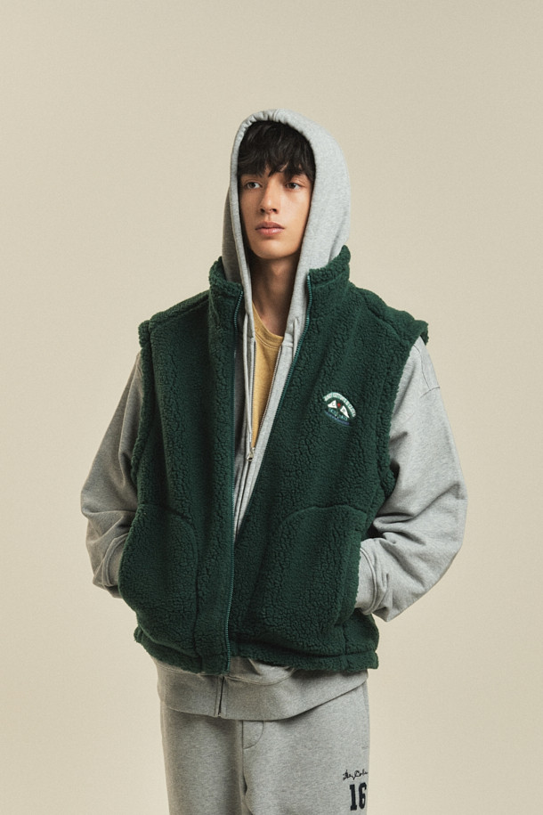 [BSC X 클로브] 자수 플리스 베스트 (M)는 남성을 위한 캐주얼 스타일의 베스트입니다. 가을과 겨울 시즌에 적합하며, 보온 기능을 갖춘 두꺼운 두께감과 부드러운 기모 안감이 특징입니다. 하이넥 디자인과 집업 여밈 방식으로 편안함을 더했고, 사이드 포켓과 아치형 포켓, 가슴 자수 디테일로 포인트를 주었습니다. [BSC X 클로브] 콜라보레이션으로 제작되어, 캐주얼, 미니멀, 고프코어 스타일을 즐겨 입는 분들께 겨울 데일리룩, 산책룩, 집콕룩으로 추천합니다.
