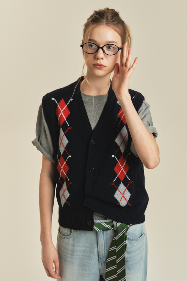 [BSC X 클로브] 아가일 니트 베스트 (U)는 네이비, 레드, 그레이 3가지 색상으로 출시된 유니섹스 니트 베스트입니다. 가을, 겨울에 활용하기 좋은 울 블렌드 소재로 제작되었으며, 부드러운 촉감이 특징입니다. 클래식, 컬리지 스타일을 연출하기 좋으며, 루즈핏 브이넥 디자인에 아가일 패턴과 민소매 스타일이 돋보입니다. 버튼 여밈, 골지 마감, 뒷면 자수 디테일이 더해져 특별함을 더하며, 데이트룩, 가을 나들이룩, 겨울 데일리룩 등 다양한 TPO에 맞춰 클래식, 프레피, 캐주얼 스타일을 완성할 수 있습니다. [BSC X 클로브] 콜라보레이션 제품입니다.
