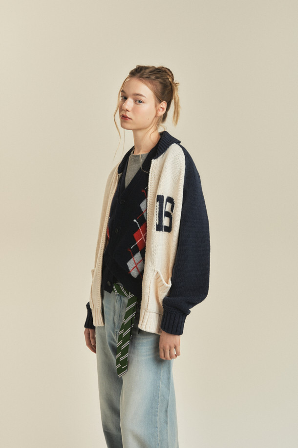 **BSC X 클로브** 카우이찬 가디건 (U)은 네이비와 아이보리 두 가지 색상으로 제공되는 유니섹스 가을용 니트/스웨터입니다. 루즈핏으로 제작되어 편안한 착용감을 선사하며, 두꺼운 두께감과 도톰한 촉감으로 보온성을 높였습니다. 집업 디자인에 전면 2WAY 메탈 지퍼와 리브 포켓, '16' 넘버링, 후면 강아지 그래픽, 투톤 컬러 블록 등의 디테일이 돋보입니다. 자가드 패턴과 긴 소매, 립 마감으로 클래식하고 스포티한 무드를 동시에 연출하며, 가을 나들이룩과 집콕룩에 모두 잘 어울립니다.
