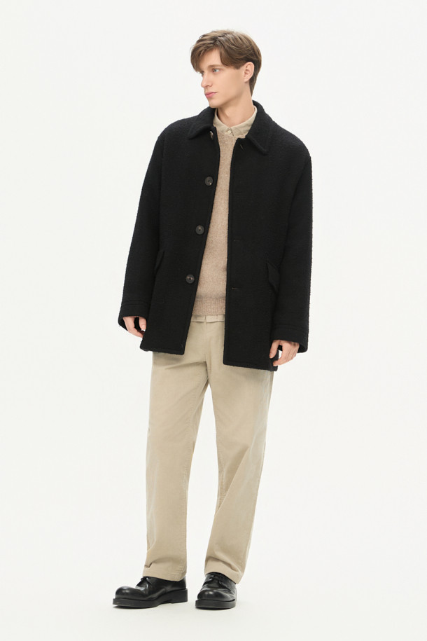 이태리 포르투니 회사 카센티노 원단으로 제작된 울 하프 코트입니다. 겨울철 보온과 방풍 기능을 갖춘 두꺼운 두께감의 릴랙스핏 코트로, 데일리룩과 모임룩에 모두 잘 어울립니다. 베이직한 디자인에 블랙 컬러, 무지 패턴으로 미니멀하고 시크한 스타일을 연출합니다. 드롭숄더와 사선 컷팅 플랩포켓 디테일이 돋보이며, 긴 소매와 버튼 여밈 방식으로 클래식한 매력을 더했습니다.