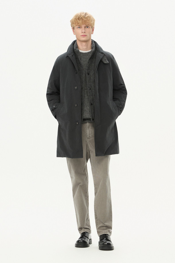 파일럿 프리모는 겨울철 클래식한 스타일을 완성하는 남성용 파일럿 코트입니다. 이탈리아 올메텍스사 코튼 혼방 소재와 포르투갈 피테콤사 울 헤링본 트위드의 조화가 고급스러운 외관을 선사하며, 블랙 컬러로 시크한 매력을 더합니다. 구스다운 충전재와 분리형 다운 베스트를 사용하여 보온성과 경량성을 동시에 갖추었습니다. 출근룩, 모임룩, 연말 모임룩 등 다양한 때와 장소와 목적에 적합하며, 미니멀하고 시크한 스타일을 연출하기 좋습니다. 긴 소매와 레귤러핏으로 제작되어 편안한 착용감을 제공합니다.