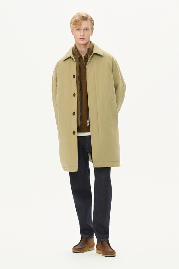 남성용 파일럿 Neo 코트는 클래식과 모던 스타일을 아우르는 겨울철 필수 아우터입니다. 베이지색상의 레귤러핏 디자인으로, 일상, 출근룩, 모임룩 등 다양한 TPO에 활용하기 좋습니다. 고급스러운 부드러운 촉감의 폴리에스테르, 면, 나일론 혼방 소재에 두꺼운 두께감으로 보온성을 높였습니다. 탈부착 패딩 베스트, 하이넥 디자인, 발마칸 카라, 머스코비 충전재, 다이아몬드 피치 가공, 수지 코팅 및 에어로 워싱 처리 등 섬세한 디테일이 돋보입니다. 안감은 패딩으로 제작되어 한겨울 추위에도 따뜻함을 유지해 줍니다.
