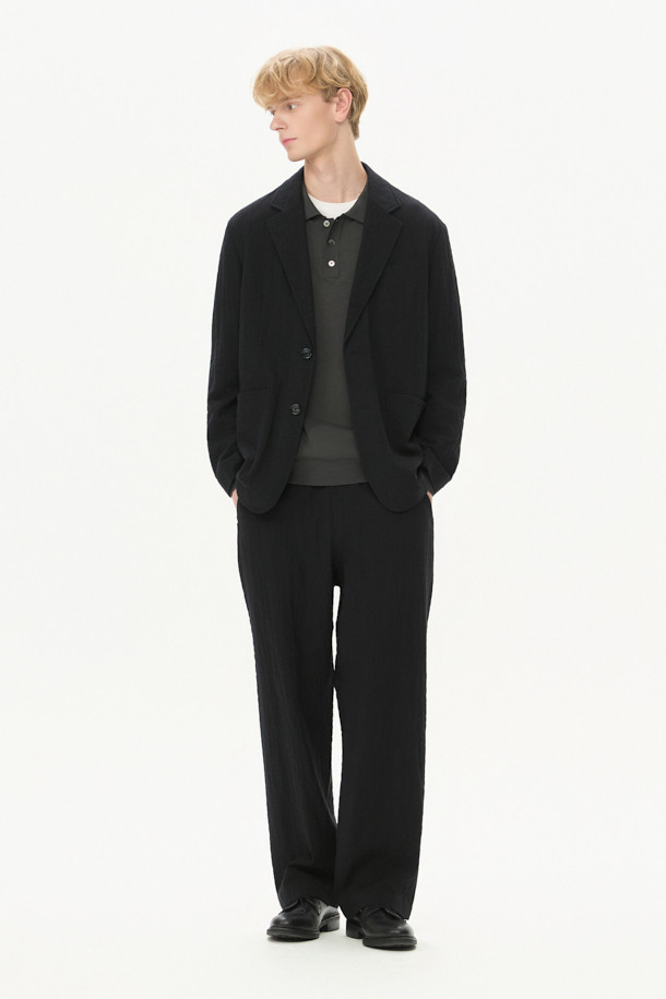 이탈리안 원단으로 제작된 울 써커 크리즈 셋업 재킷입니다. 가을 시즌에 어울리는 블랙 컬러의 싱글 버튼 블레이저로, 톤온톤의 미니멀한 디자인이 특징입니다. 루즈핏으로 편안함을 더하고, 크리즈 가공으로 세련된 실루엣을 연출합니다. 웰트 포켓과 아웃 포켓 디테일이 실용성을 높였으며, 안감 처리를 통해 부드러운 착용감을 선사합니다. 출근룩, 비즈니스 캐주얼, 모임룩 등 다양한 TPO에 미니멀, 클래식, 캐주얼 스타일로 활용하기 좋습니다.
