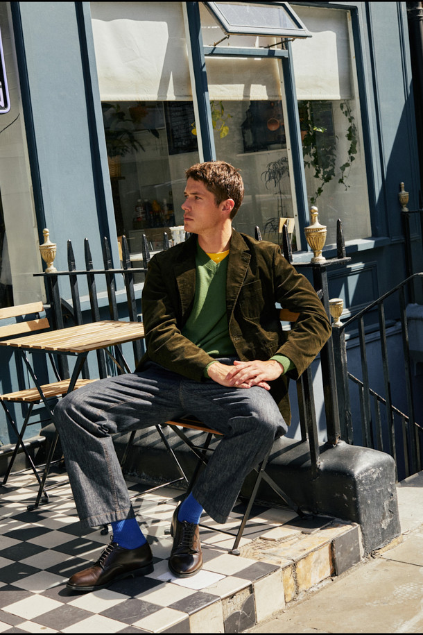 **코튼 코듀로이 재킷**은 부드러운 코듀로이 소재와 면 혼방으로 제작되어 가을, 겨울철 따뜻하고 편안한 착용감을 선사합니다. 릴랙스핏으로 제작되어 활동성이 뛰어나며, 캐주얼, 클래식, 미니멀 스타일을 모두 소화할 수 있습니다. 그린 컬러의 무지 디자인에 아웃포켓 디테일, 싱글 벤트, 컨버터블 카라가 더해져 세련된 느낌을 줍니다. 출근룩이나 모임룩 등 다양한 TPO에 활용 가능하며, 싱글 버튼 방식의 블레이저 타입 재킷입니다. 긴 소매 기장과 두꺼운 두께감으로 보온성을 높였습니다.
