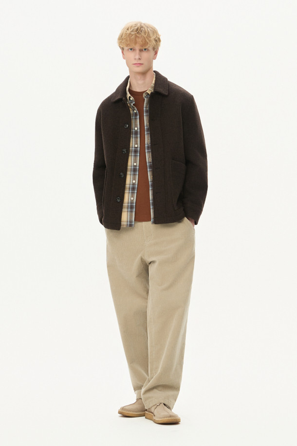 이탈리아 MTT사의 고급 울 원단을 사용하여 제작된 [Italian Fabric] 울 초어 재킷입니다. 부드러운 촉감의 보일드 울 소재로 제작되어 가을, 초겨울 시즌에 따뜻하게 착용할 수 있습니다. 캐주얼, 베이직 스타일의 무지 디자인으로, 출근룩이나 모임룩 등 다양한 TPO에 활용 가능합니다. 레귤러핏 싱글버튼 디자인에 아웃포켓 디테일을 더해 실용성을 높였으며, 소매 전체 안감 처리로 편안한 착용감을 선사합니다. 브라운, 다크브라운 두 가지 컬러로 만나보세요.
