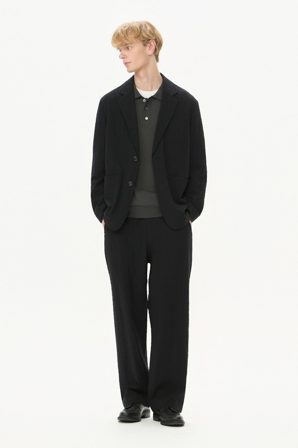 이태리 까베르니(Caverni) 원단을 사용하여 제작된 [Italian Fabric] 울 써커 크리즈 셋업 팬츠입니다. 가을 시즌에 어울리는 블랙 컬러의 릴랙스핏 팬츠로, 캐주얼 및 미니멀 스타일을 즐기는 분들께 추천합니다. 허리 밴딩과 드로우스트링 디테일로 편안한 착용감을 제공하며, 웰트 포켓 디자인으로 실용성을 더했습니다. 통기성과 보온성을 갖춘 울 소재로 제작되어, 출근룩 또는 비즈니스 캐주얼룩으로 활용하기 좋습니다. 일자핏으로 떨어지는 깔끔한 실루엣과 크리즈 디테일이 돋보이는 제품입니다.
