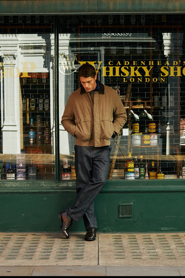 이태리 올림피아스 원단을 사용하여 제작된 데님 라이크 스트레이트 팬츠입니다. 네이비 색상으로, 일상과 비즈니스 캐주얼룩에 모두 활용 가능합니다. 부드러운 촉감과 베이직, 캐주얼, 미니멀, 클래식 스타일을 아우르는 디자인이 특징입니다. 배색 스티치 디테일과 양 사이드 포켓, 뒷면 플랩 포켓으로 실용성을 더했으며, 이염이 적어 관리가 용이합니다. 스트레이트 핏으로 제작되어 편안한 착용감을 선사합니다.
