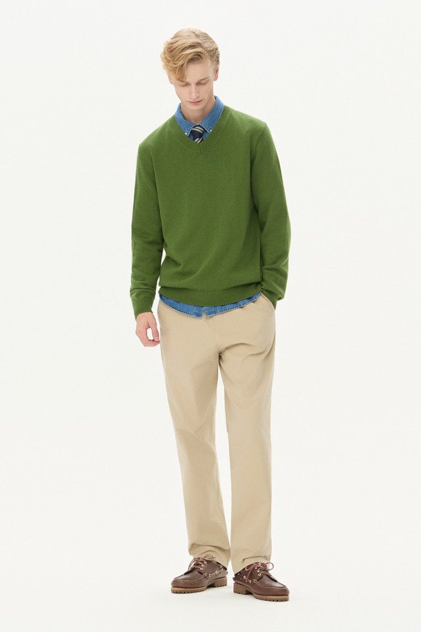 가을 스트레이트 치노 팬츠는 베이직한 스타일의 남성용 바지입니다. 면과 스판덱스 혼방 소재로 제작되어 부드러운 촉감과 편안한 착용감을 선사합니다. 헨리코튼 라벨이 부착되어 있으며, 양 사이드 포켓과 뒷 포켓으로 실용성을 더했습니다. 출근룩과 비즈니스 캐주얼에 적합하며, 클래식, 미니멀, 캐주얼 스타일을 모두 소화할 수 있는 활용도 높은 아이템입니다. 가을, 초겨울 시즌에 긴 바지로 따뜻하게 착용할 수 있습니다.
