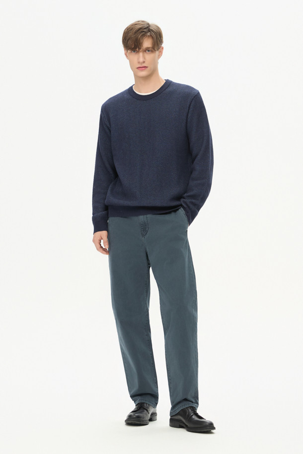 네이비 컬러의 다잉 테이퍼드 데님 팬츠입니다. 부드러운 면 소재로 제작되어 편안한 착용감을 제공하며, 가먼트 다잉 가공으로 은은한 색감과 자연스러운 워싱 디테일을 더했습니다. 허리 부분은 밴딩과 스트링으로 조절 가능하며, 사이드 및 백 포켓 디테일로 실용성을 높였습니다. 넉넉하게 떨어지는 테이퍼드 핏으로 캐주얼, 미니멀, 클래식 등 다양한 스타일을 연출할 수 있어 산책룩, 캠핑룩 등 활동적인 날에도 적합합니다. 가을 시즌에 활용하기 좋은 데님 팬츠입니다.
