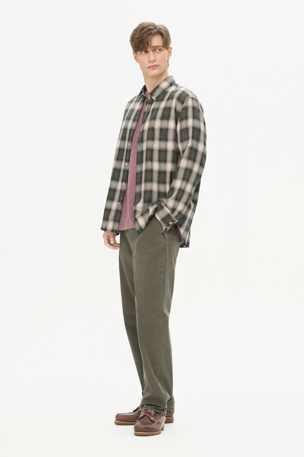 가먼트 다잉 기법으로 제작된 다잉 테이퍼드 컬러 데님입니다. 부드러운 면 소재와 데님 소재의 조화로 편안한 착용감을 선사하며, 캐주얼, 미니멀, 시티보이 스타일을 연출하기 좋습니다. 허리 전체 밴딩과 스트링 조절로 편안하게 착용 가능하며, 신축성 있는 소재로 활동성을 높였습니다. 넉넉한 사이드 포켓과 백 포켓으로 실용성을 더했으며, 산책룩이나 캠핑룩에 활용하기 좋은 아이템입니다. 카키와 올리브 두 가지 컬러로 만나보세요.
