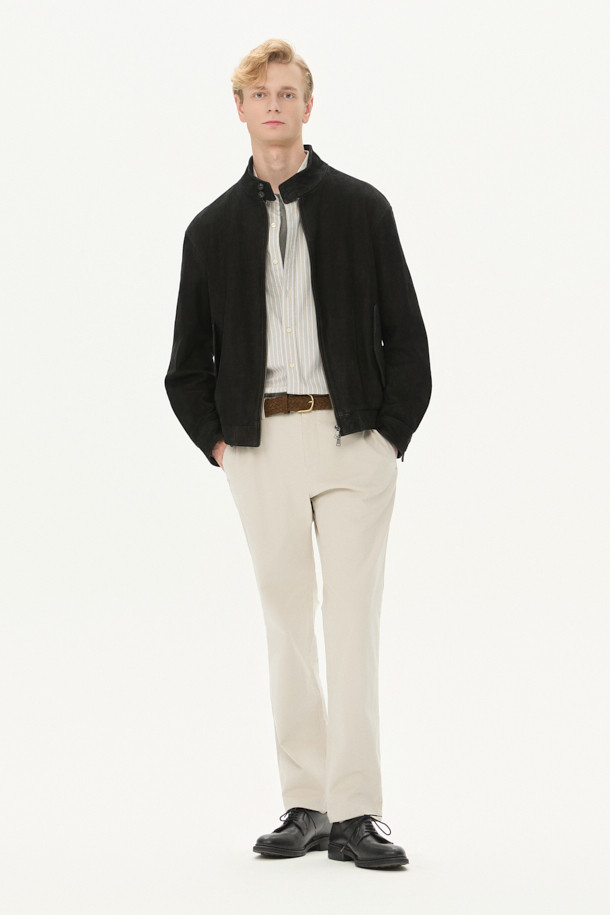 아티보(Attivo) 솔리드 팬츠는 남성용 바지로, 가을과 겨울에 착용하기 좋은 긴 기장의 일자핏 바지입니다. 베이지 색상에 면과 스판 소재 혼방으로 제작되어 부드러운 촉감을 선사합니다. 캐주얼하고 베이직한 스타일로, 출근룩이나 비즈니스 캐주얼에 활용하기 좋습니다. 양 사이드 포켓과 뒷 포켓, 그리고 사틴 소재 디테일이 특징이며, 사이드 밴딩 처리로 편안한 착용감을 제공합니다. 미니멀하고 클래식한 스타일을 선호하는 분들께 추천합니다.
