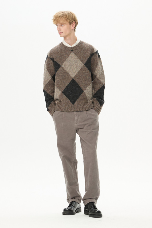 몰스킨 다잉 테이퍼드 팬츠는 가을, 겨울 시즌에 어울리는 남성용 바지입니다. 부드러운 촉감의 면과 스판덱스 혼방 소재로 제작되어 편안한 착용감을 선사하며, 두께감 있는 원단으로 보온성을 높였습니다. 가먼트 다잉 처리로 자연스러운 색감과 빈티지한 느낌을 살렸으며, 베이직하고 캐주얼한 스타일에 핏한 디자인입니다. 원턱 디자인과 테이퍼드 핏으로 다리가 길어 보이는 효과를 주며, 출근룩이나 비즈니스 캐주얼, 캐주얼, 클래식, 미니멀 스타일 연출에 적합합니다. 헨리코튼 라벨과 양쪽 사이드 포켓, 뒷 포켓 디테일로 실용성을 더했습니다.
