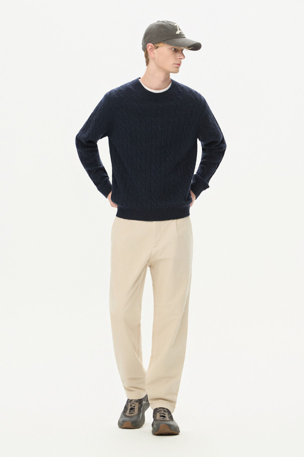 매끄러운 촉감과 따뜻한 착용감을 선사하는 몰스킨 다잉 테이퍼드 팬츠입니다. 가먼트 다잉 처리로 은은한 색감과 자연스러운 멋을 더했으며, 면과 스판덱스 혼방 소재로 편안한 활동성을 제공합니다. 여유 있는 핏과 원턱 디자인으로 세련된 실루엣을 연출하며, 양쪽 사이드 포켓과 뒷 포켓으로 실용성을 높였습니다. 가을, 겨울 시즌 출근룩, 비즈니스 캐주얼, 캐주얼, 클래식, 미니멀 스타일 모두 소화 가능한 베이직 아이템으로 헨리코튼 라벨이 부착되어 있습니다.
