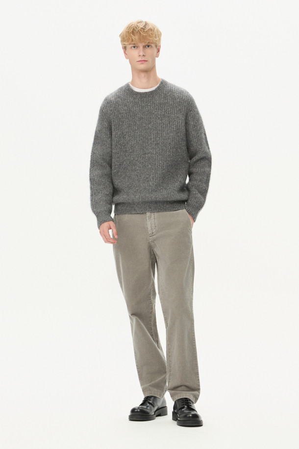 부드러운 코듀로이 소재로 제작되어 편안한 착용감을 선사하는 코듀로이 다잉 테이퍼드 팬츠입니다. 가을, 겨울 시즌에 어울리는 긴 기장감과 베이직한 디자인으로, 캐주얼하고 미니멀한 스타일을 연출하기 좋습니다. 카키, 올리브 두 가지 색상으로 출시되어, 출근룩이나 데이트룩 등 다양한 TPO에 활용 가능합니다. 가먼트다잉 공법으로 은은한 색감과 포켓 디자인이 특징이며, 면, 스판 혼방으로 제작되어 활동성을 높였습니다. 테이퍼드 핏으로 다리 라인을 슬림하게 잡아주어 세련된 핏을 완성합니다.
